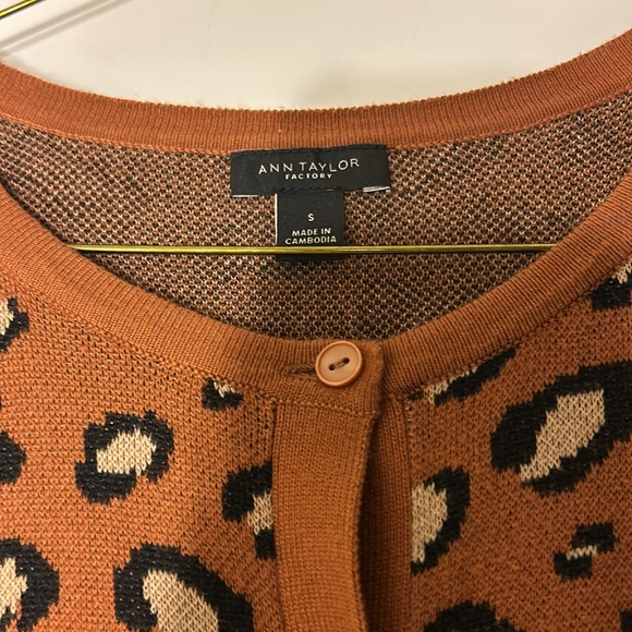 Ann Taylor leopard print button down long sleeve knit brown cardigan - Picture 4 of 4